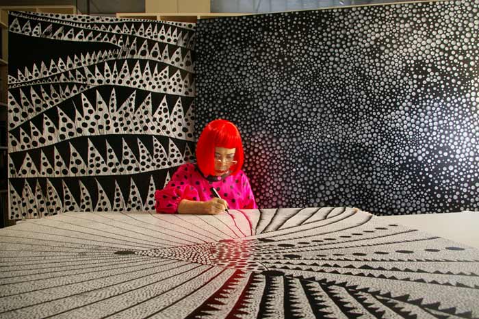 Yayoi_Kusama_signing